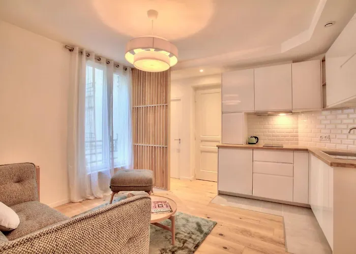 Elegant And Comfortable In 17th Arrondissement Apartment