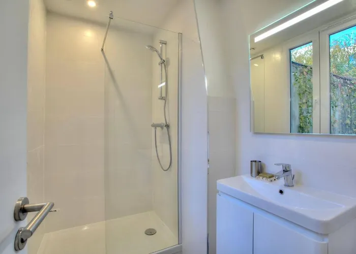 Elegant And Comfortable In 17th Arrondissement Apartment Paris