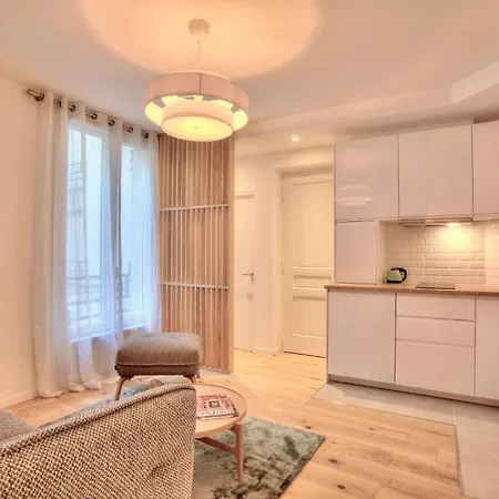Elegant And Comfortable In 17th Arrondissement Apartment