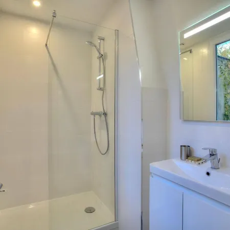 Elegant And Comfortable In 17th Arrondissement Apartment Paris